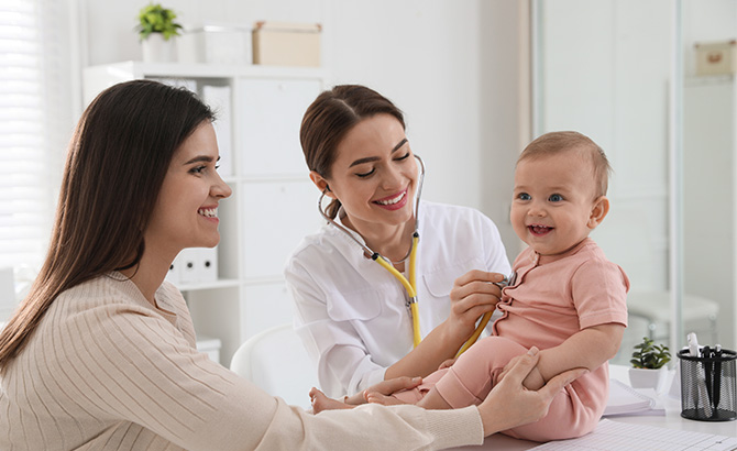 Un bébé lors d'une consultation pédiatrique